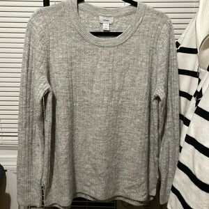 Old Navy Sweater
Light Gray
Mildly Worn
Large
No Holes
Warm and comfortable